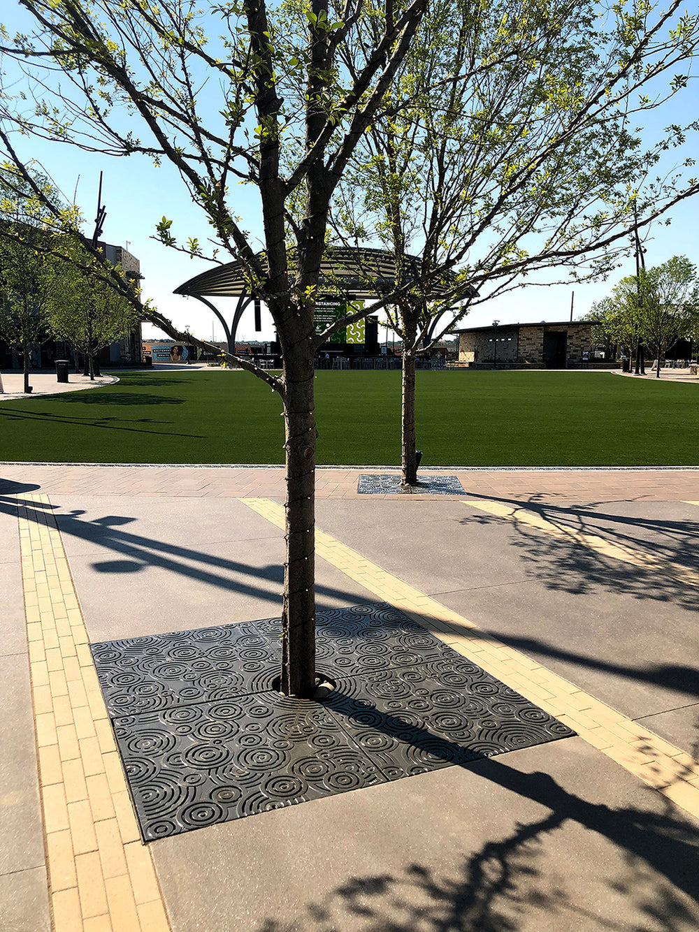 OBLIO 6’ x 6’ Heel Proof Tree Grate - Iron Age